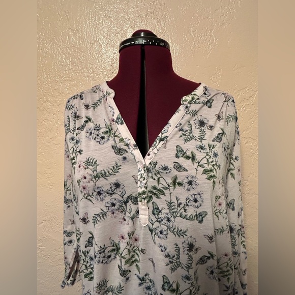 H&M Blouse with Green and Pink Floral Design with butterflies Size Large - Picture 5 of 7